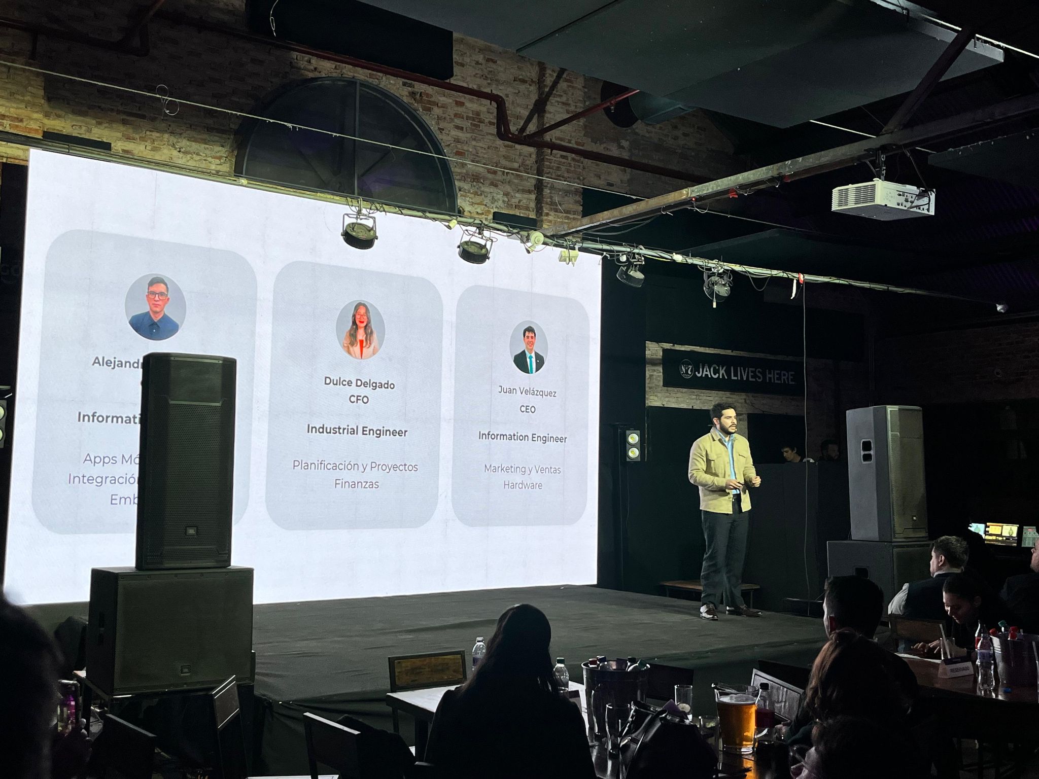 Juan David presentando en un escenario