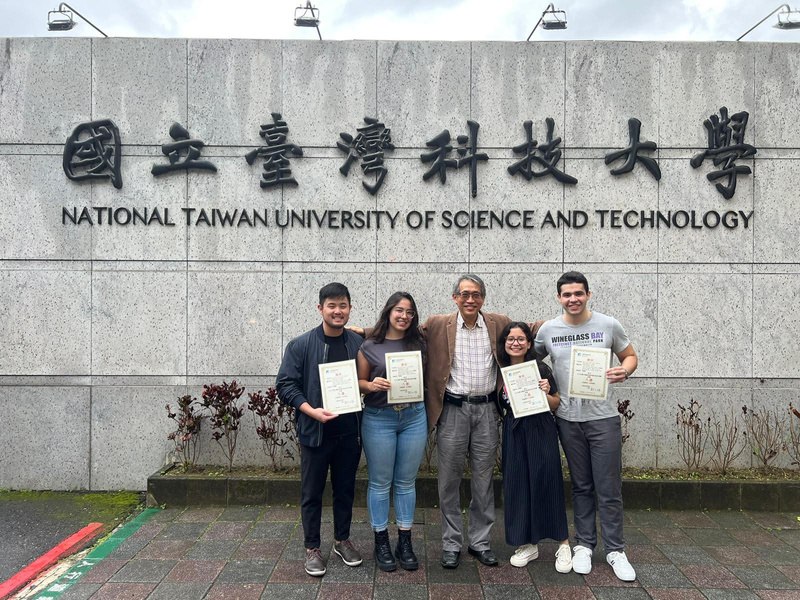 Juan David con grupo académico en NTUST